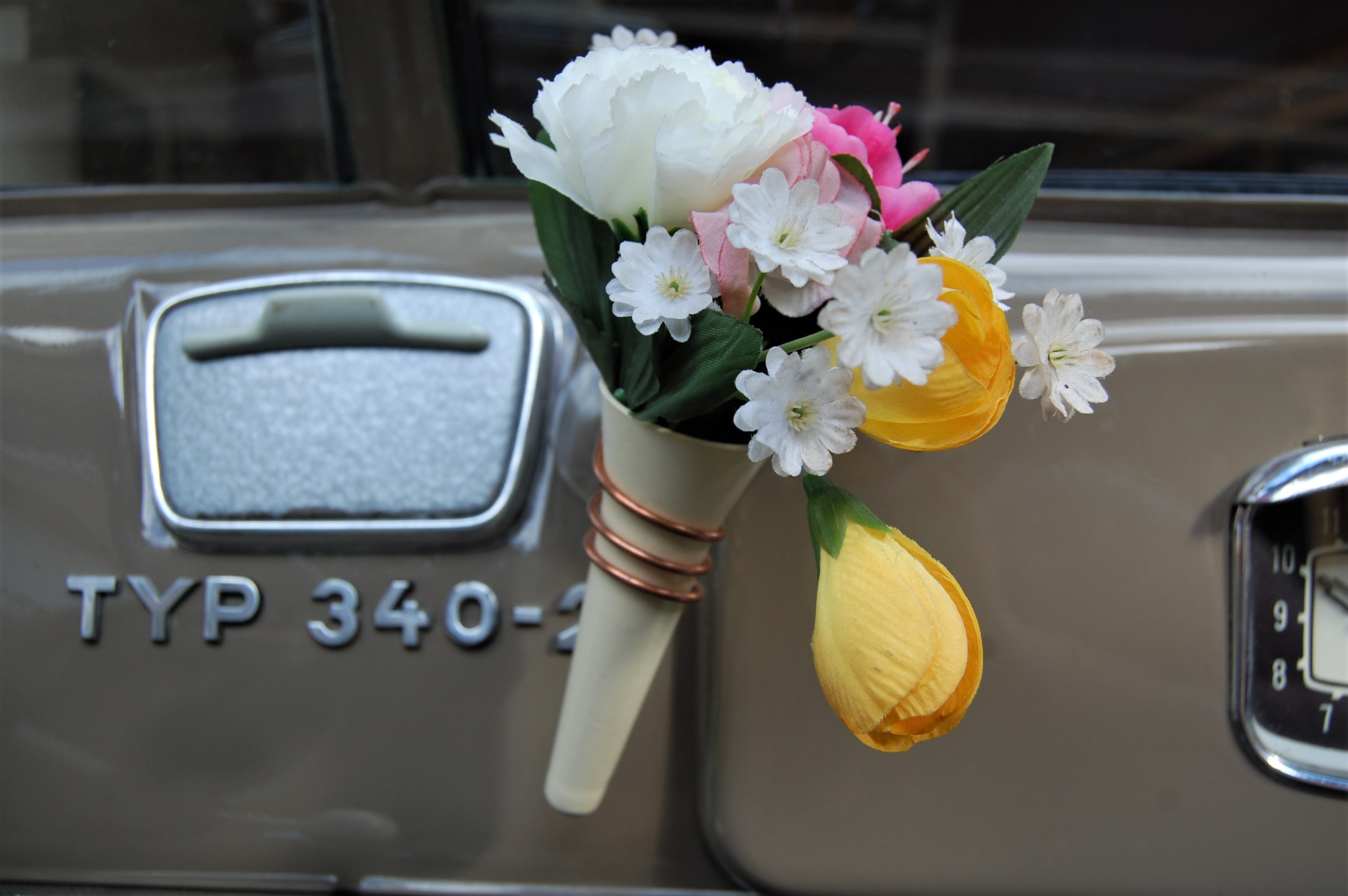 Autovase Vase Blumenvase elfenbein Wartburg Oldtimer Trabant Barkas IFA MB Opel BMW EMW