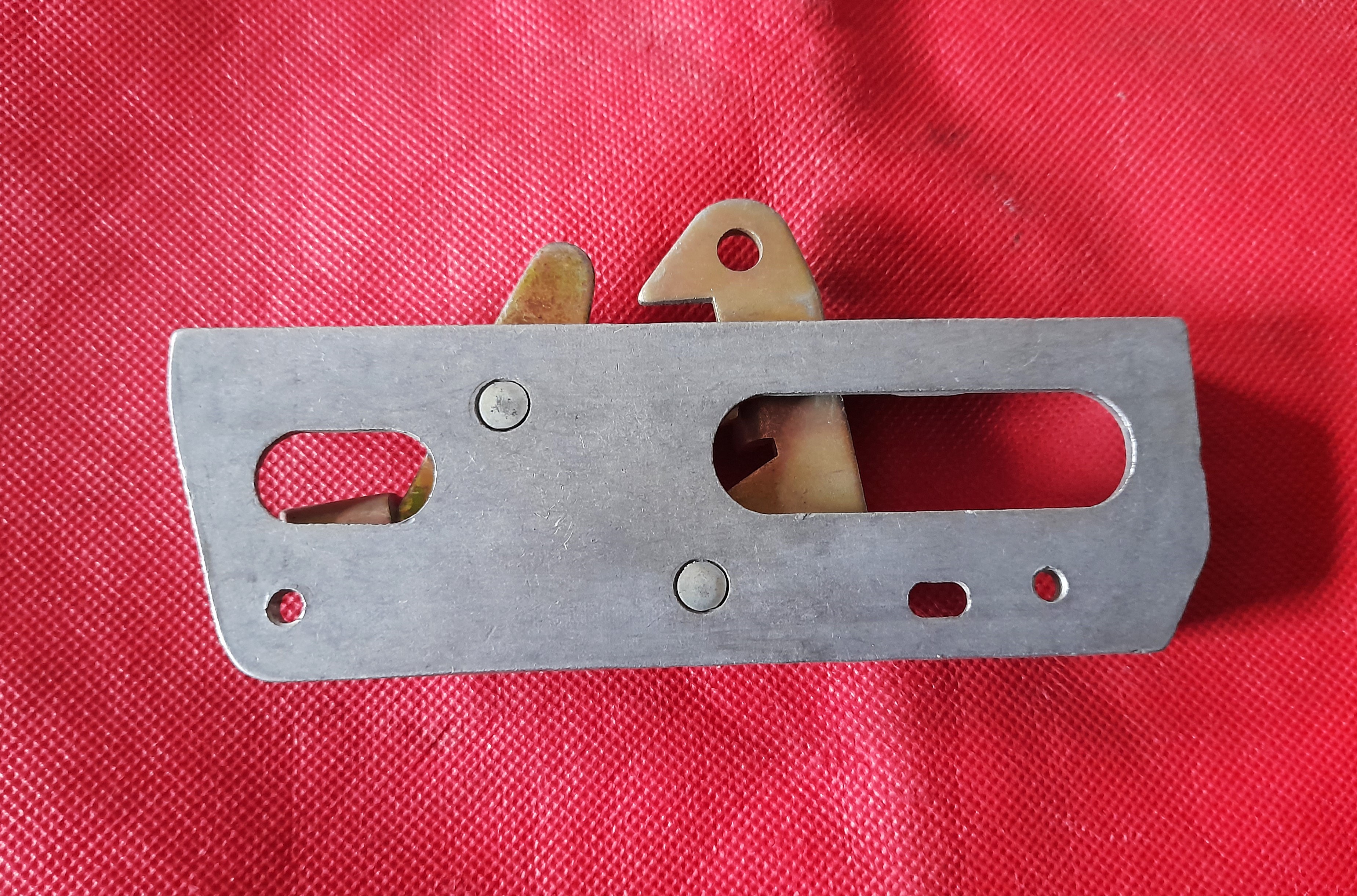 Heckklappenschloß , Halteplatte Trabant 601 Kombi, Trabant 1.1 Kombi , Wartburg 1.3 tourist