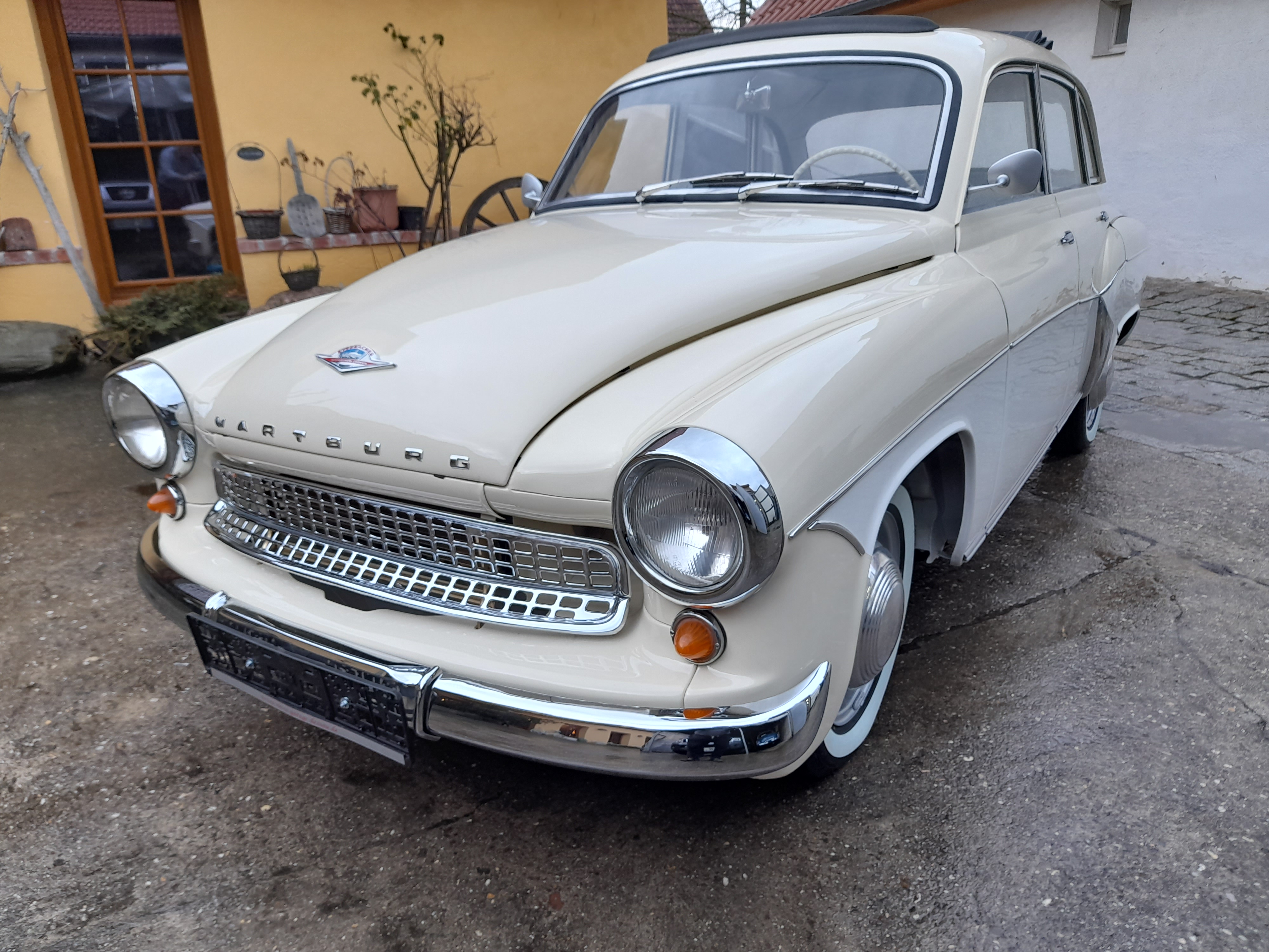 verkauft - Wartburg 311 deluxe mit Faltdach restauriert