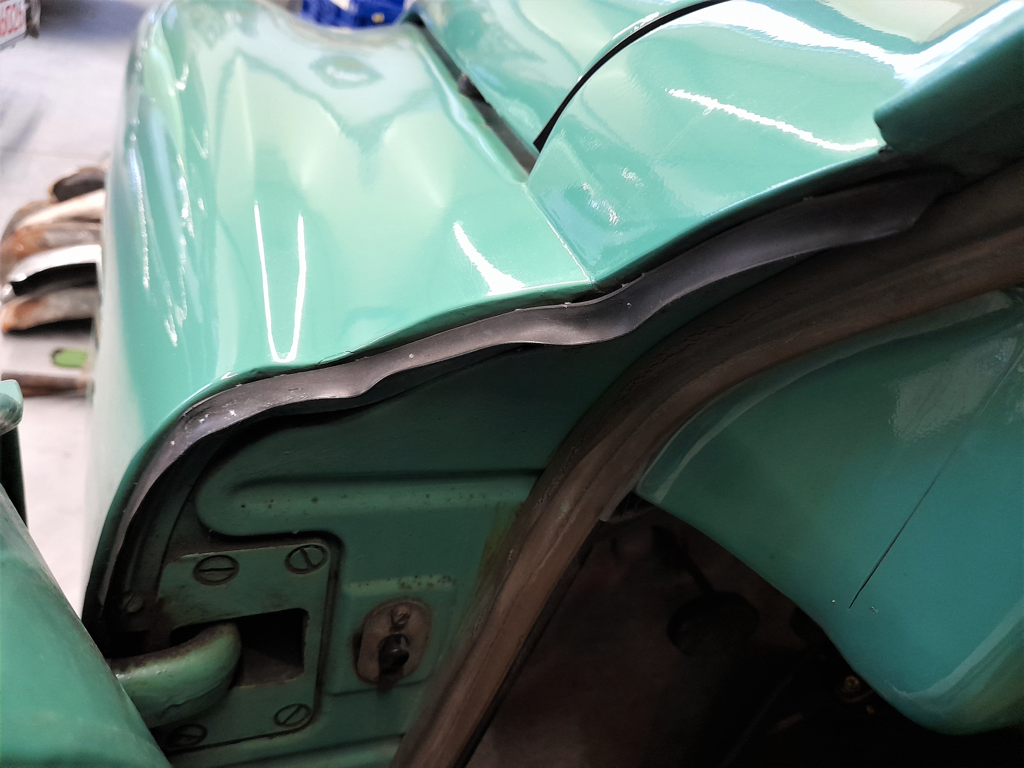 Gummi  Dichtung zwischen Kotflügel vorne und Tür Wartburg 311 312
