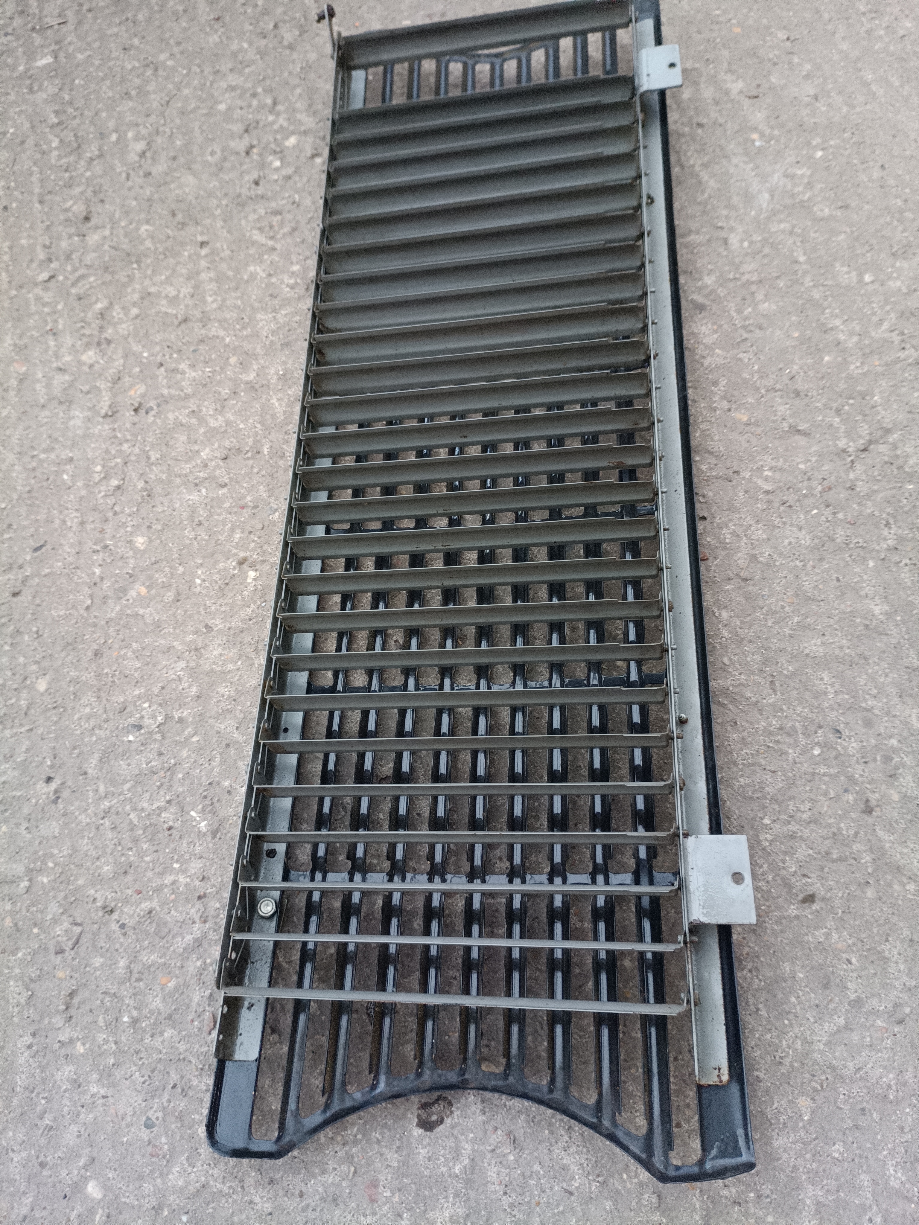 Grill Kühlergrill  schwarz Frontmittelteil mit Jalousie Wartburg 353