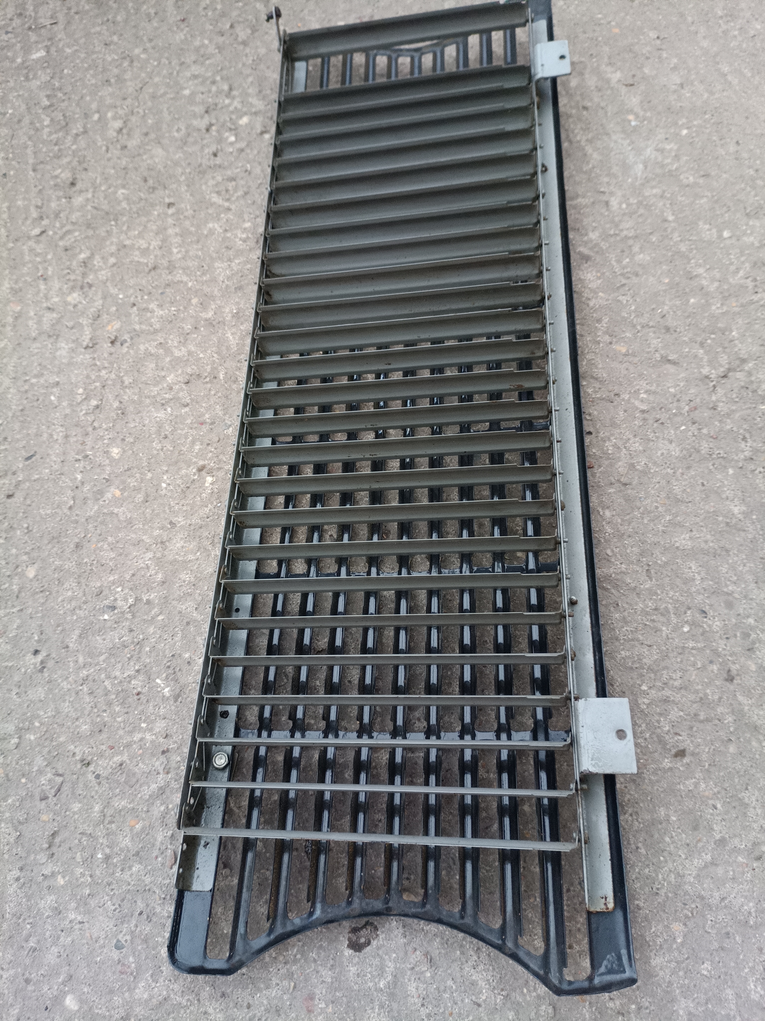 Grill Kühlergrill  schwarz Frontmittelteil mit Jalousie Wartburg 353