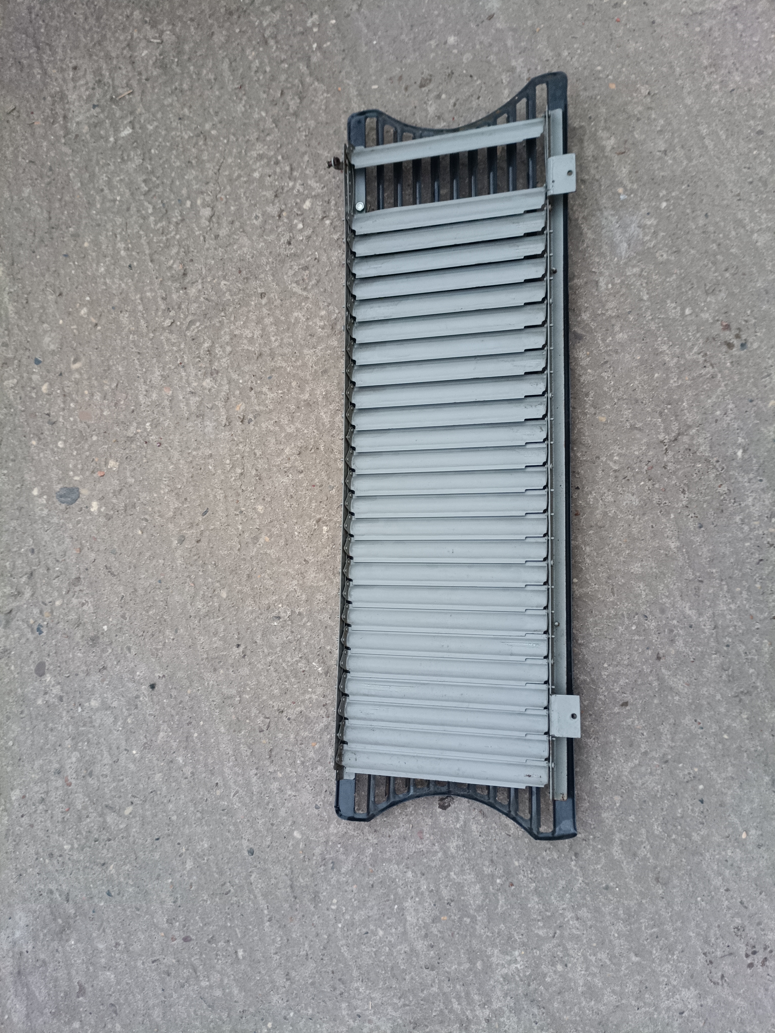 Grill Kühlergrill  schwarz Frontmittelteil mit Jalousie Wartburg 353