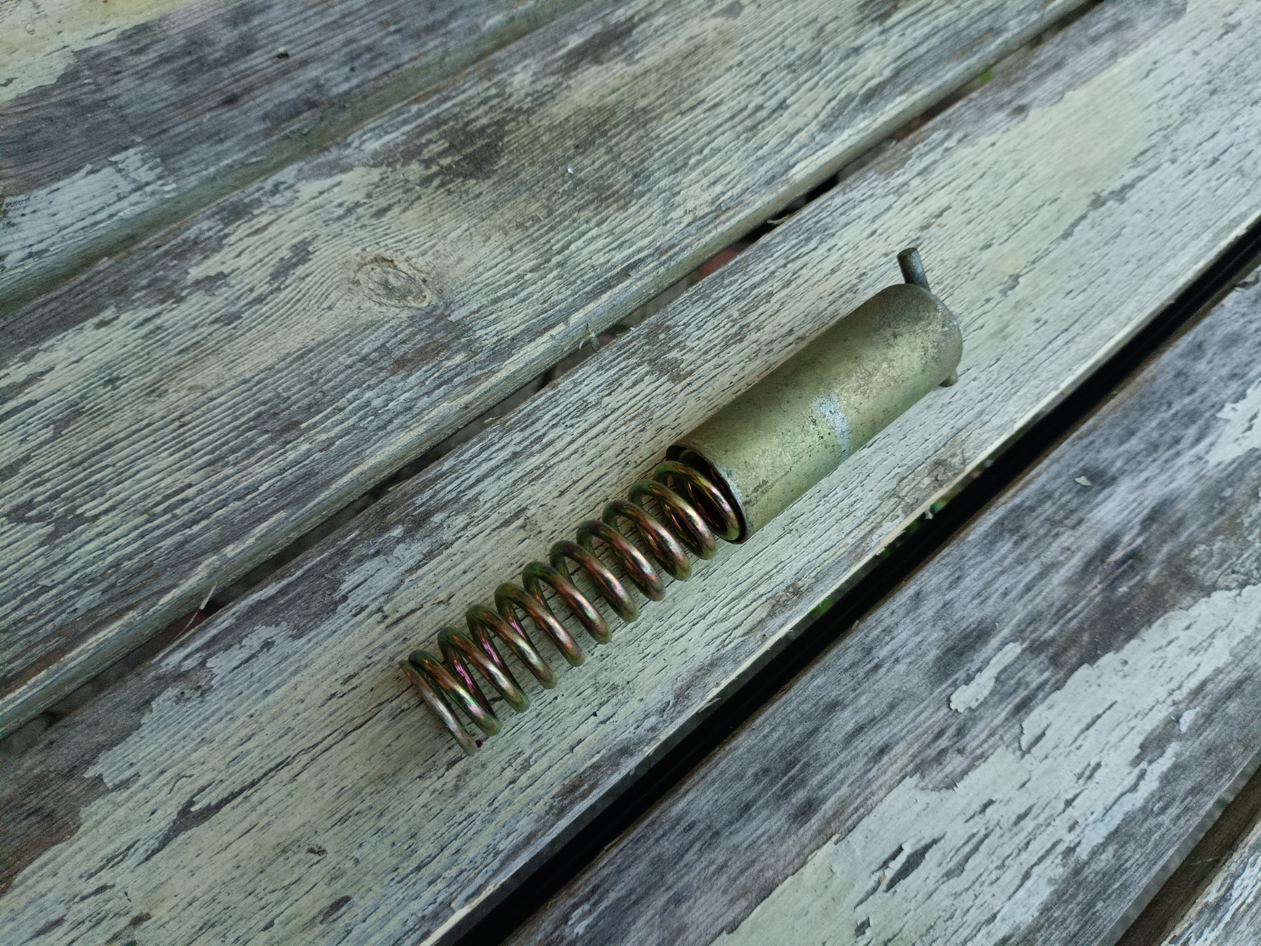 Hülse und Feder für Heckklappenscharnier Wartburg 311 312