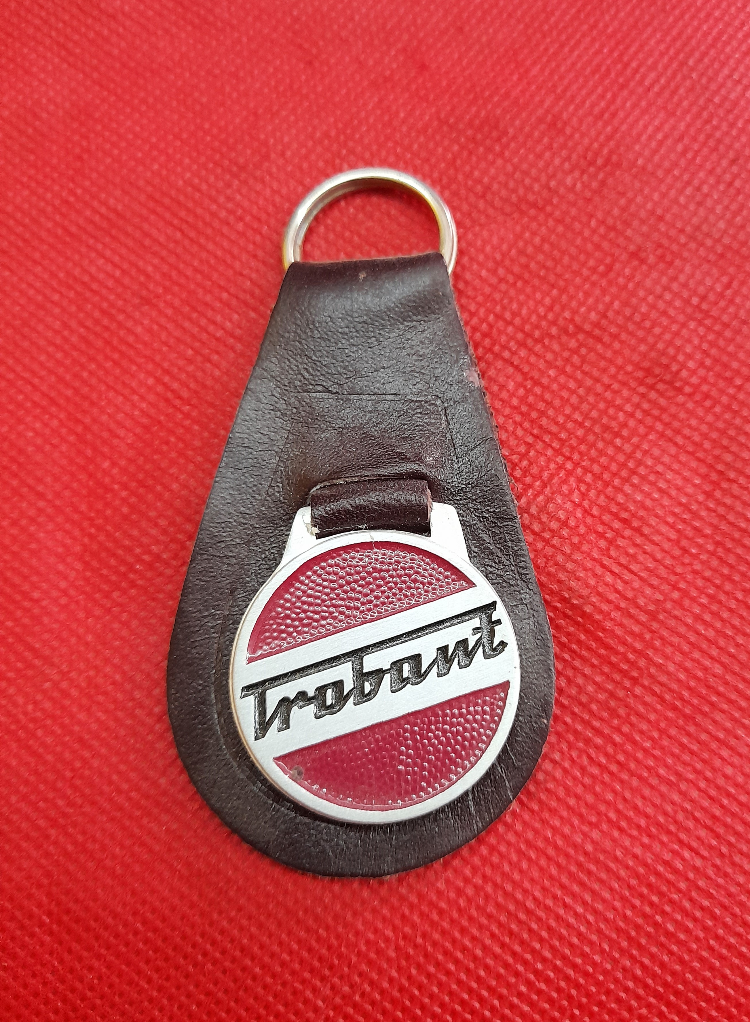Schlüsselanhänger Trabant weinrot