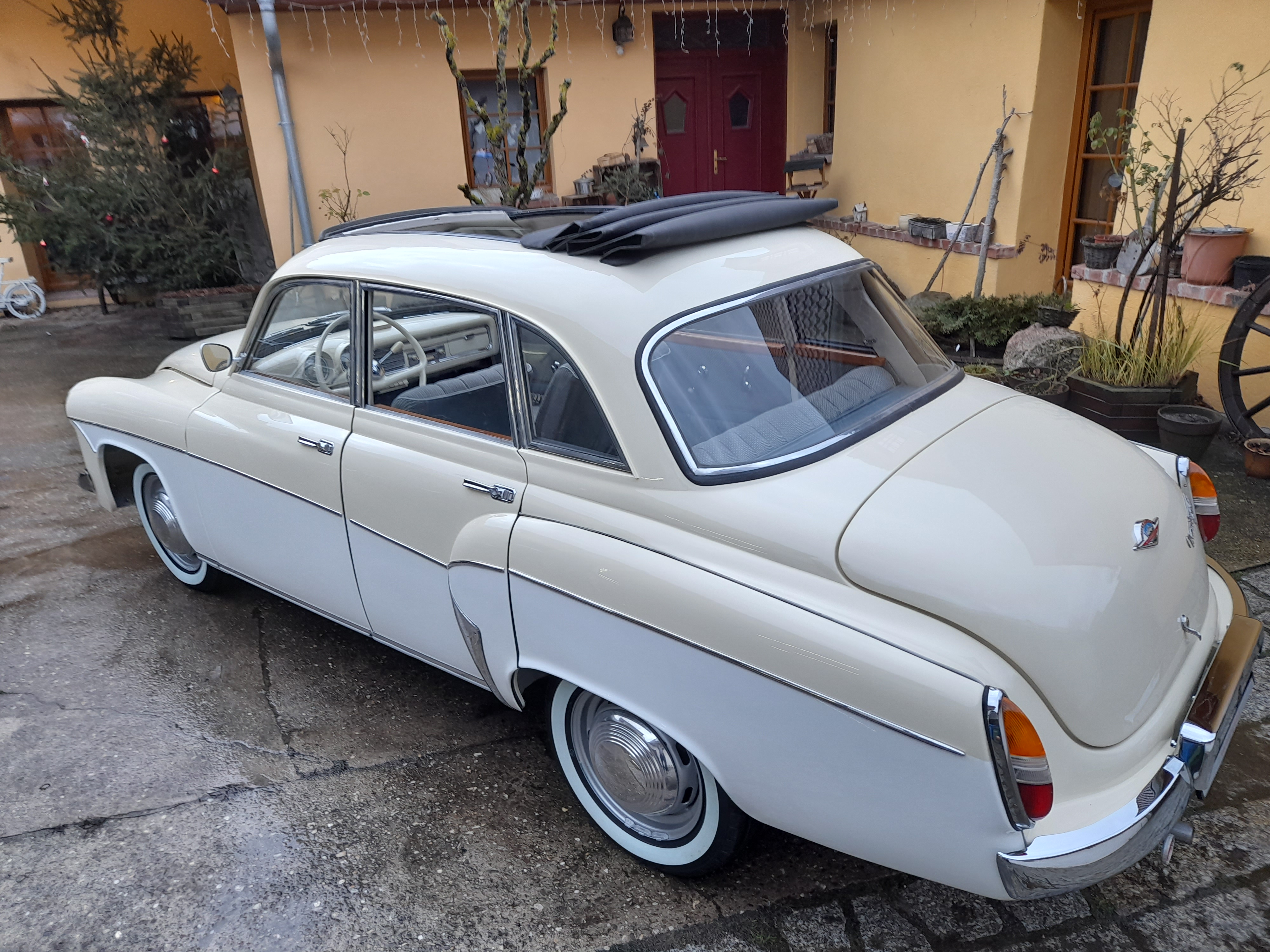 verkauft - Wartburg 311 deluxe mit Faltdach restauriert