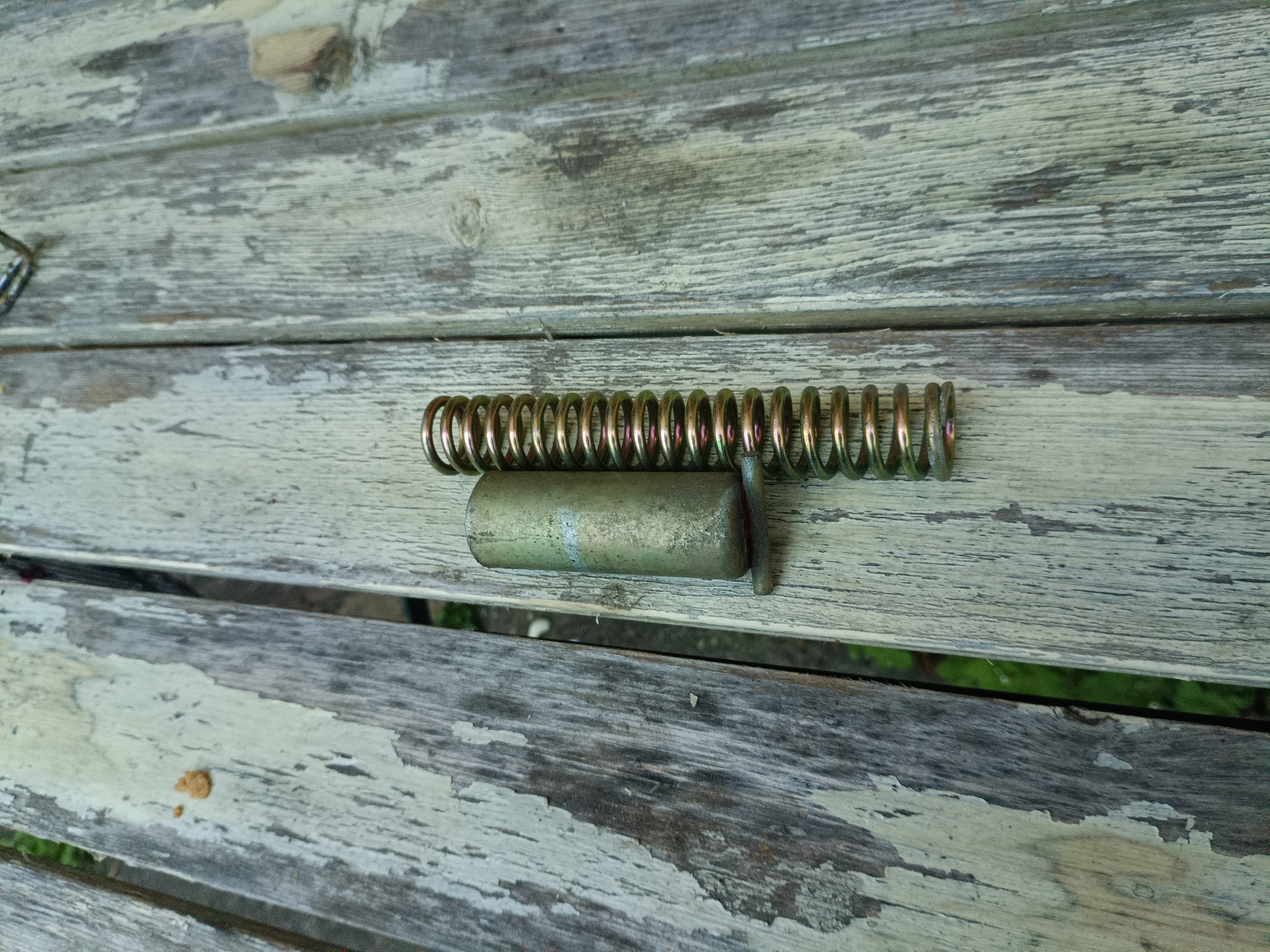 Hülse und Feder für Heckklappenscharnier Wartburg 311 312