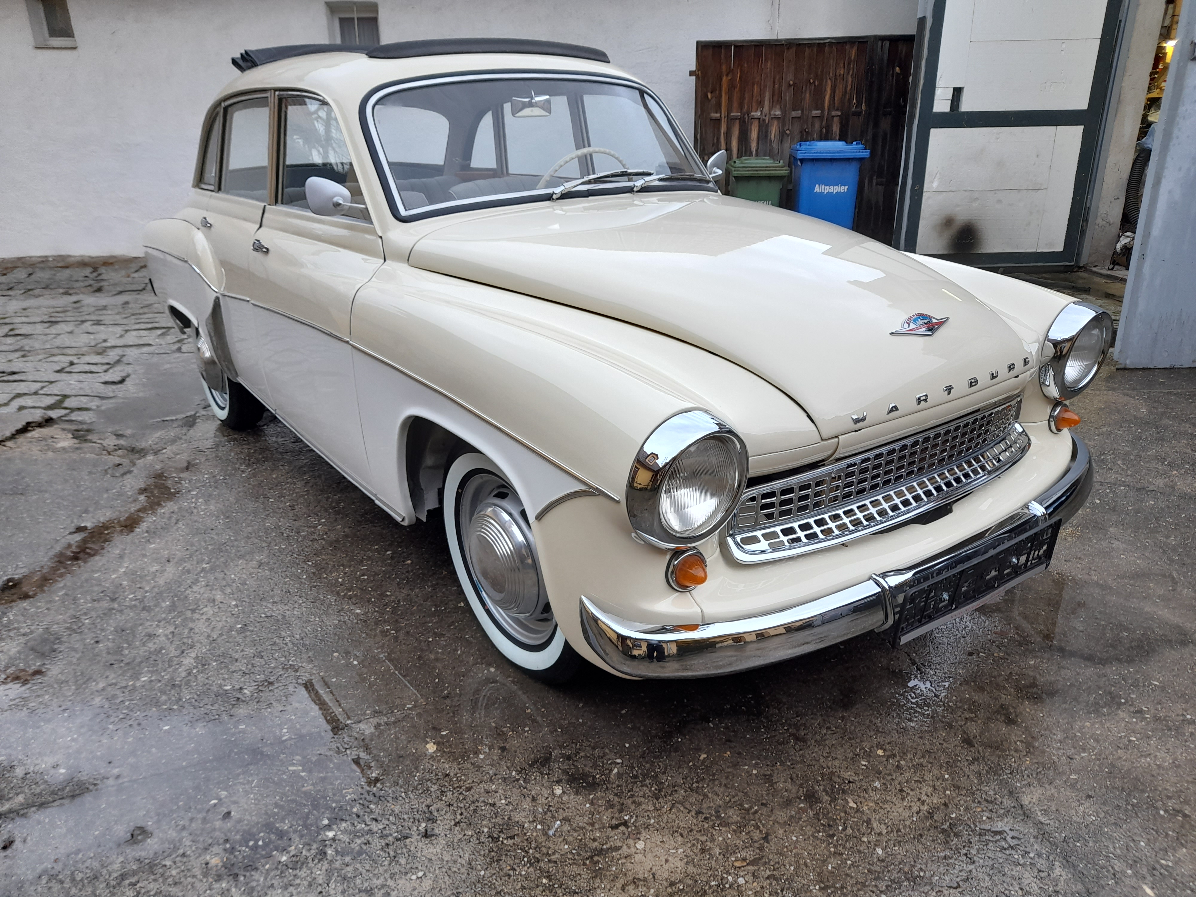 verkauft - Wartburg 311 deluxe mit Faltdach restauriert